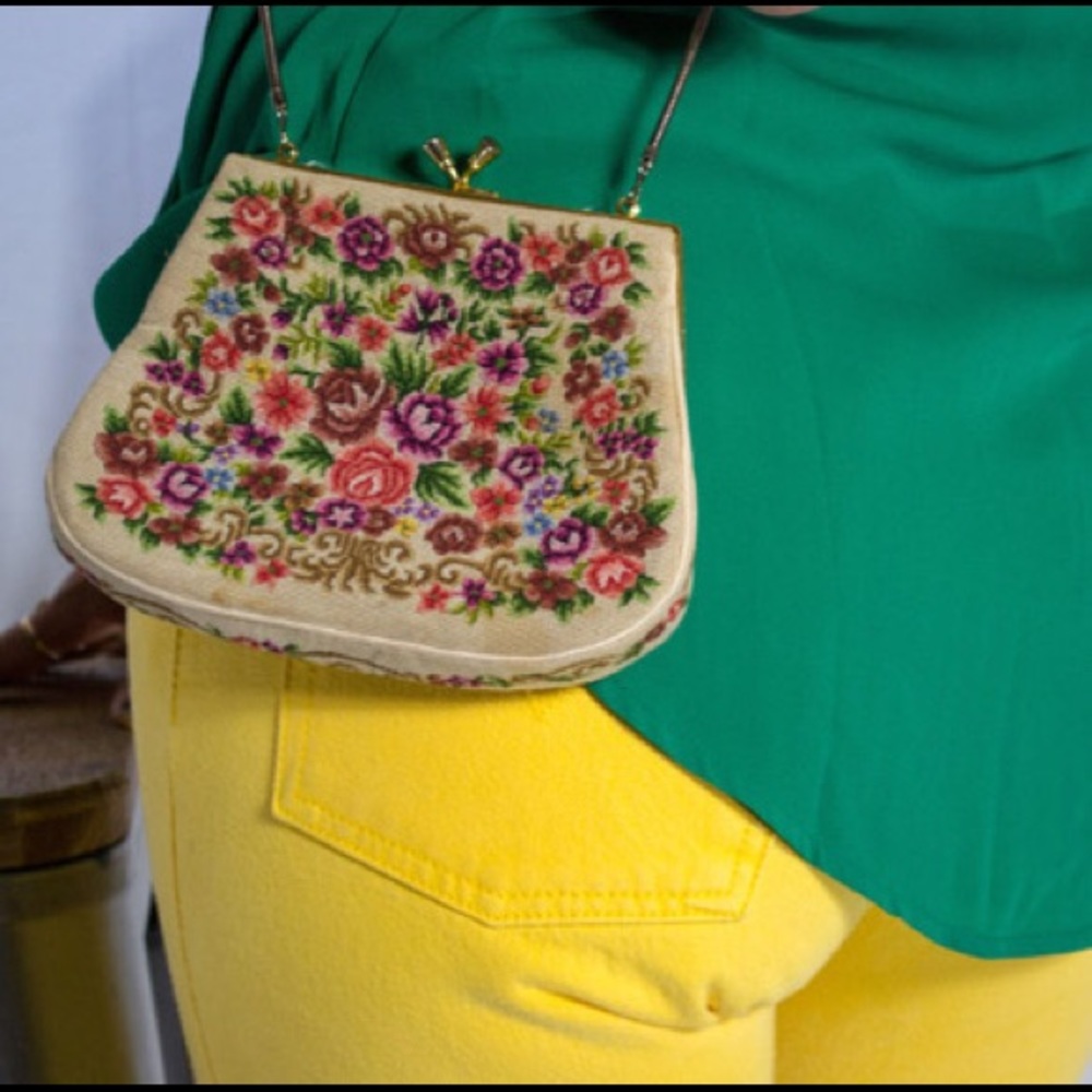 Vintage purse 5 1/2″x6 1/2″Great condition for age